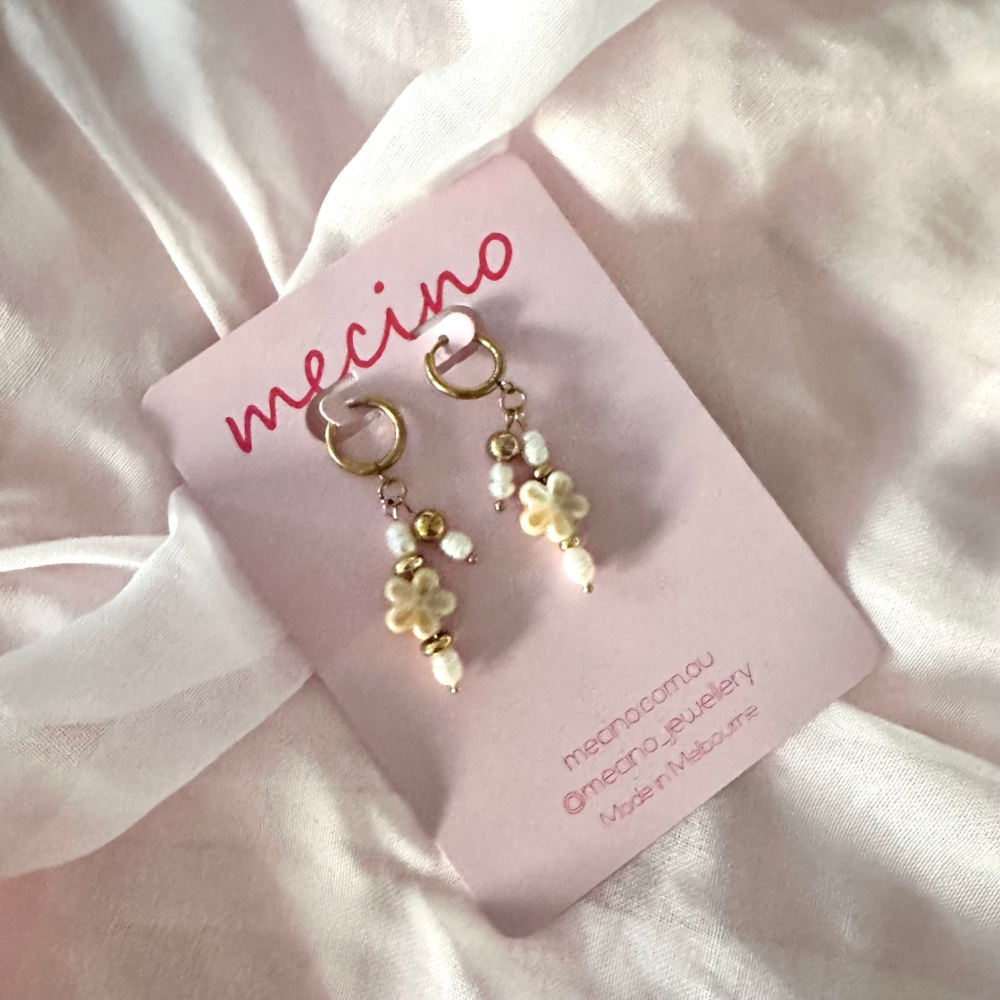 Pearl Daisy Huggie Drops